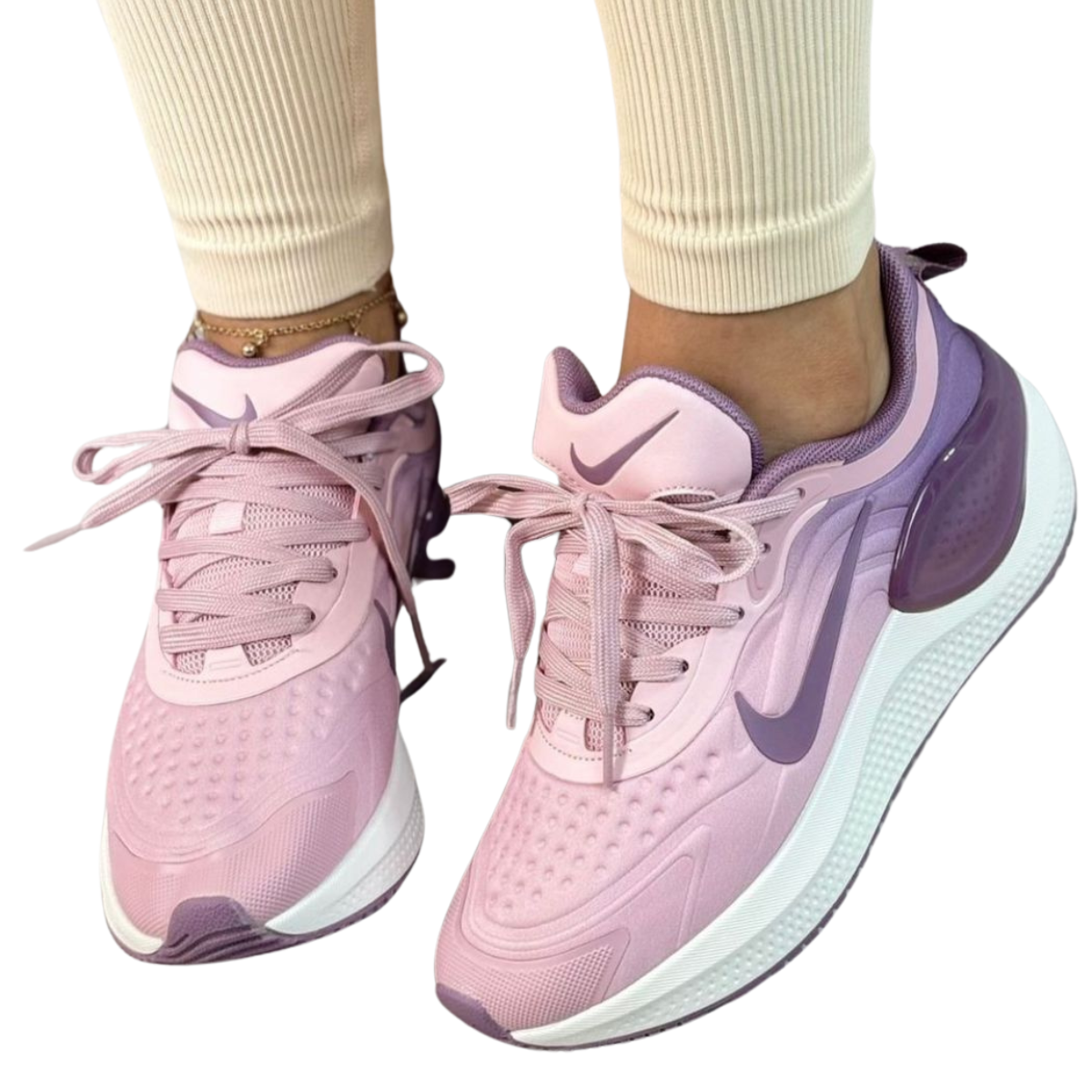 COMPRAR ZAPATILLAS NIKE FLY V2 MUJER: Rendimiento y Estilo para Tu Día a Día en Onlineshoppingcenterg. Las ZAPATILLAS NIKE FLY V2 MUJER son la elección ideal para quienes buscan un calzado cómodo, resistente y con estilo. En Onlineshoppingcenterg tenemos estas zapatillas listas para acompañarte en tus entrenamientos o simplemente para un día activo, con la tecnología y calidad que solo Nike ofrece.  ¿Por Qué Elegir las Zapatillas Nike Fly V2 Mujer? Las Nike Fly V2 Mujer se destacan por su ligereza y soporte, ideales tanto para correr como para el uso diario. La amortiguación suave y la suela con tracción mejorada ofrecen una pisada cómoda y segura en cada paso. Estas zapatillas están diseñadas pensando en las necesidades de las mujeres activas que buscan rendimiento sin sacrificar estilo.  Características Destacadas de las Nike Fly V2 Mujer Amortiguación Reactiva: Proporciona comodidad en cada paso, ideal para caminatas largas o entrenamientos intensos. Diseño Ligero: Con materiales de alta calidad que ofrecen resistencia y flexibilidad. Suela con Agarre Mejorado: Perfecto para todo tipo de superficies, brindando estabilidad en cada movimiento. Estilo Moderno: Ideal para combinar con cualquier atuendo deportivo o casual. Comparativa entre Modelos Populares de la Serie Nike Fly La línea Nike Fly incluye una variedad de modelos diseñados para satisfacer diferentes necesidades. Aquí comparamos algunos de los modelos más populares, como el Nike Zoom Fly 5 y el Nike Vaporfly 3, que ofrecen características únicas y varían en estilo y funcionalidad.  Modelo	Uso Principal	Características Clave Nike Fly V2 Mujer	Uso diario y running	Amortiguación reactiva, diseño ligero Nike Zoom Fly 5	Running de larga distancia	Amortiguación Zoom, suela de tracción Nike Vaporfly 3	Competencias	Materiales ultra ligeros